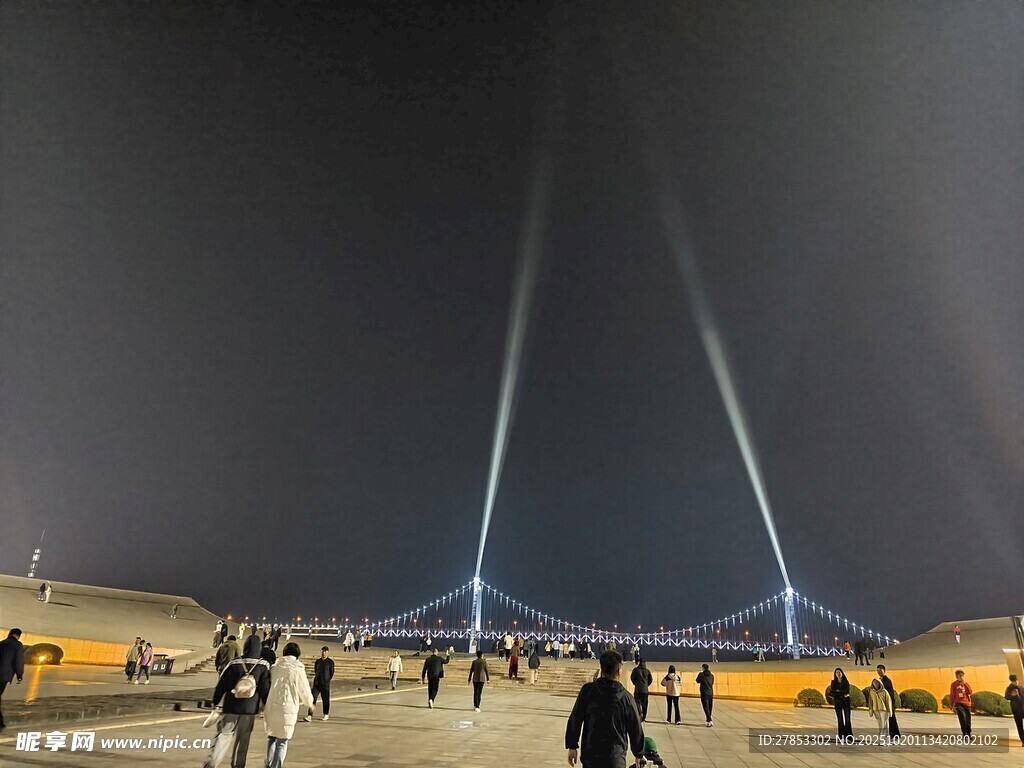 夜晚广场激光秀人群景象