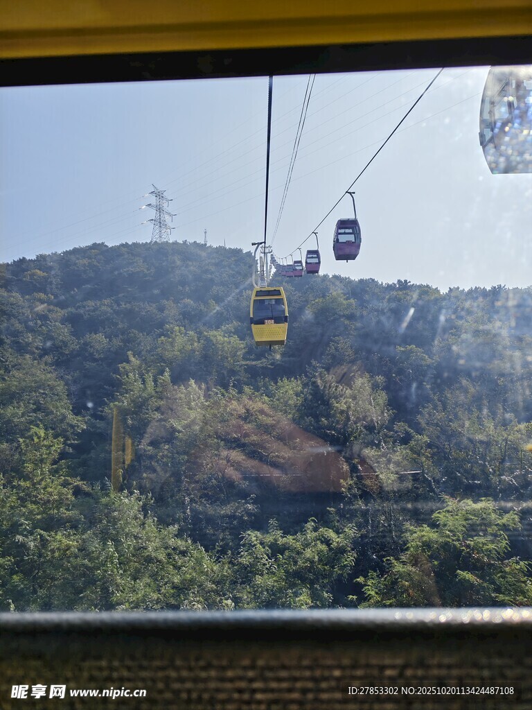 窗外缆车穿梭山林美景