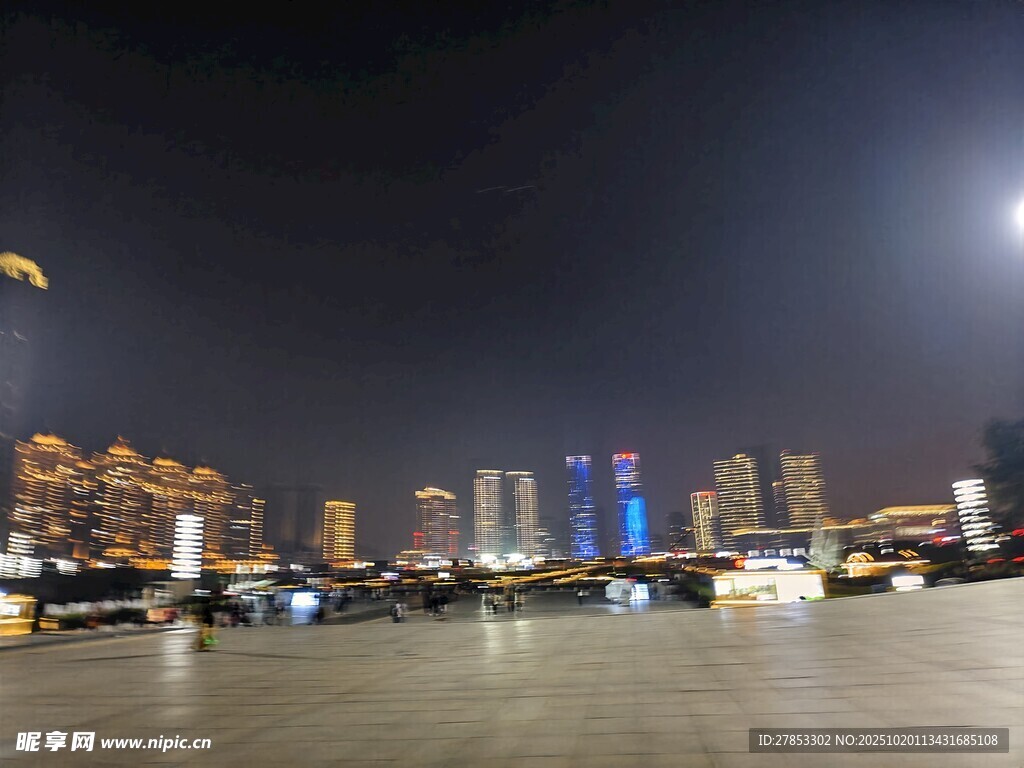 城市璀璨夜景广场视角
