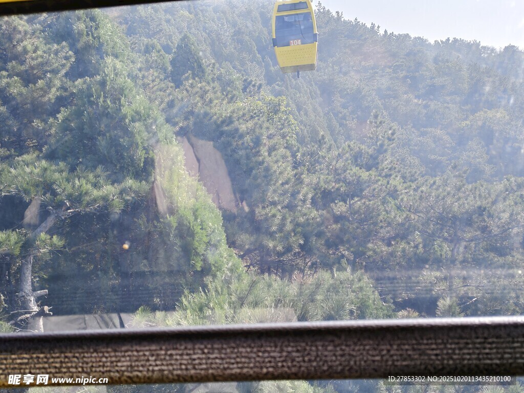 缆车穿行于山林美景中