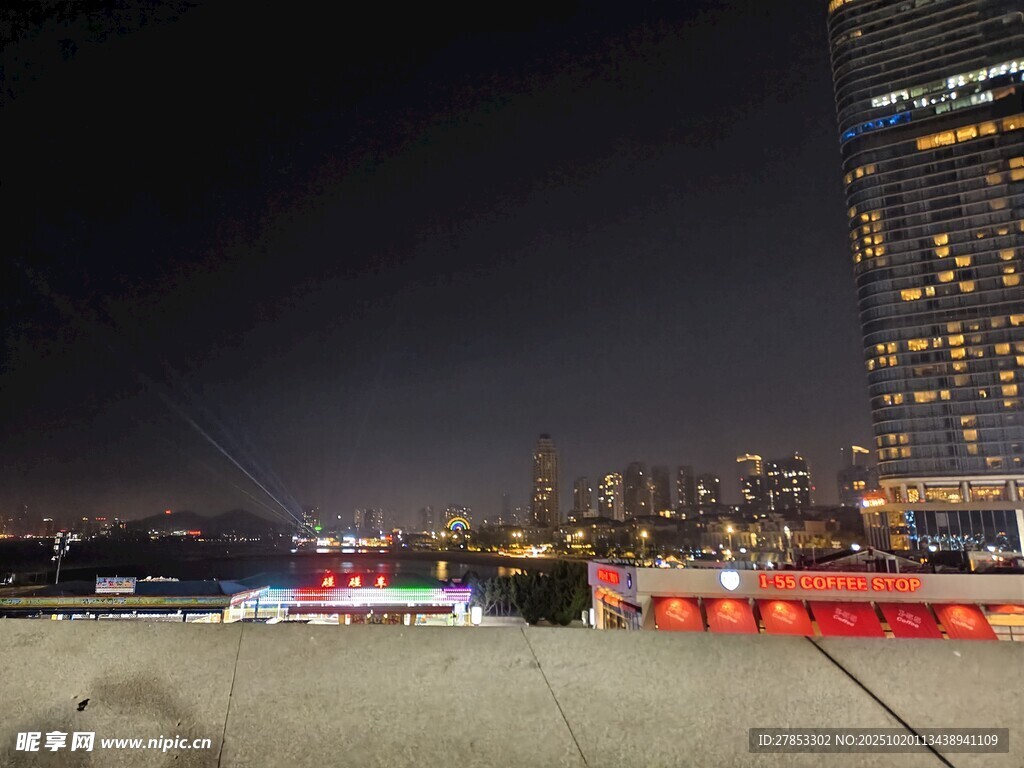 城市夜景中的绚烂灯光秀