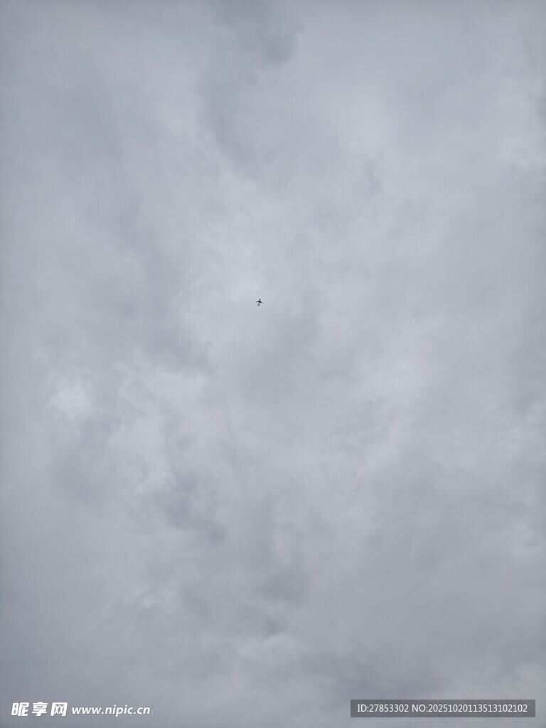 灰白天空中的云层景象