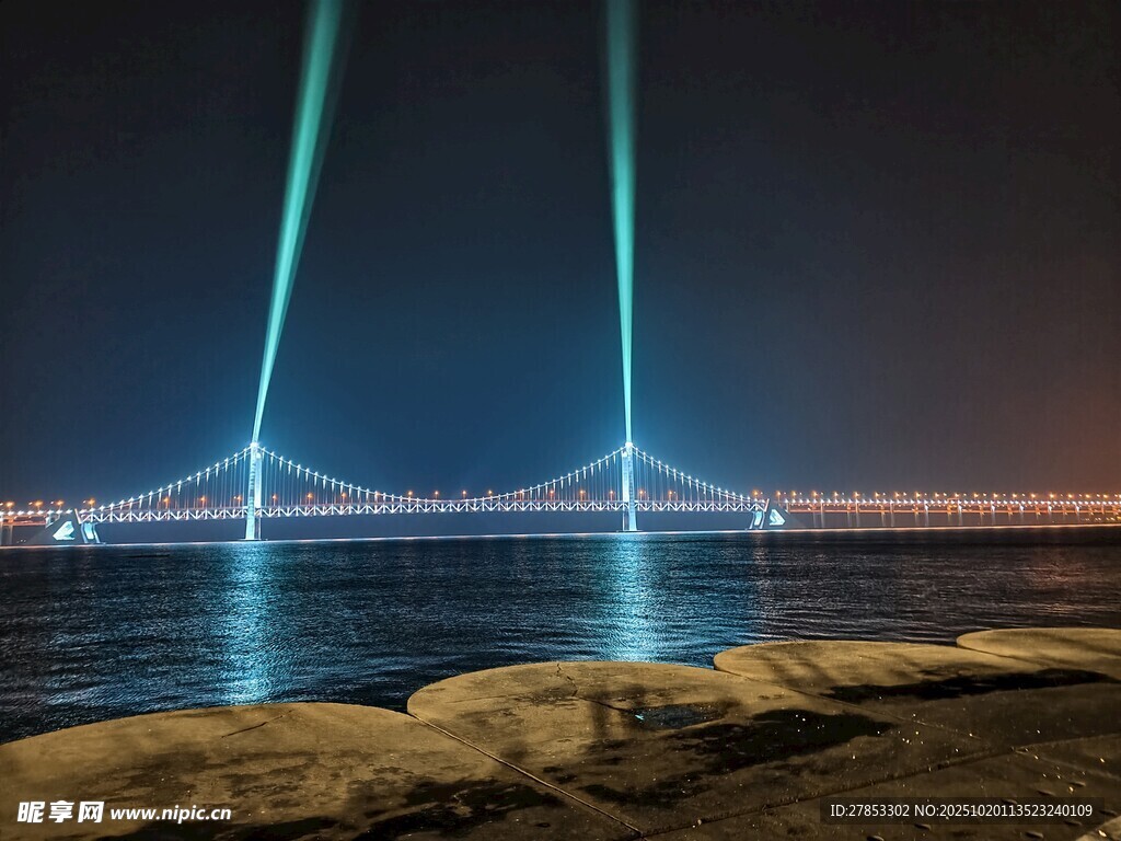 夜晚跨海大桥灯光秀景观
