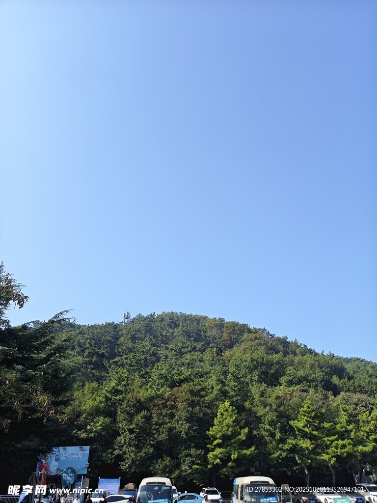 山景下的停车场