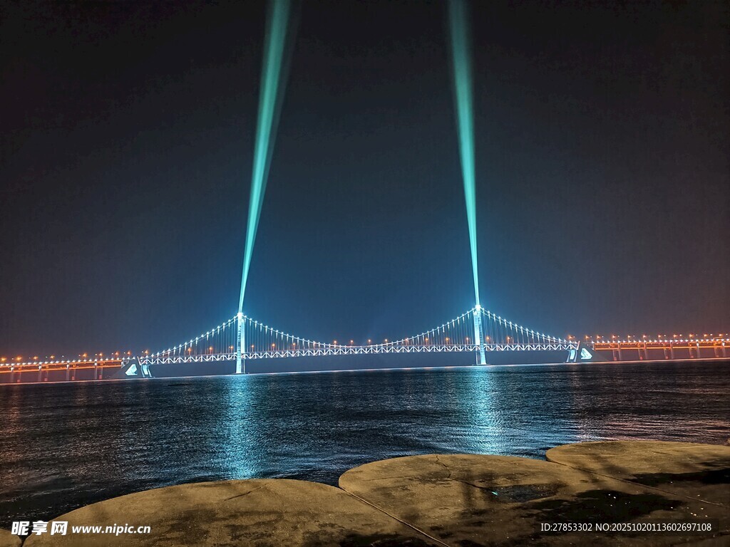 夜晚跨海大桥灯光秀美景