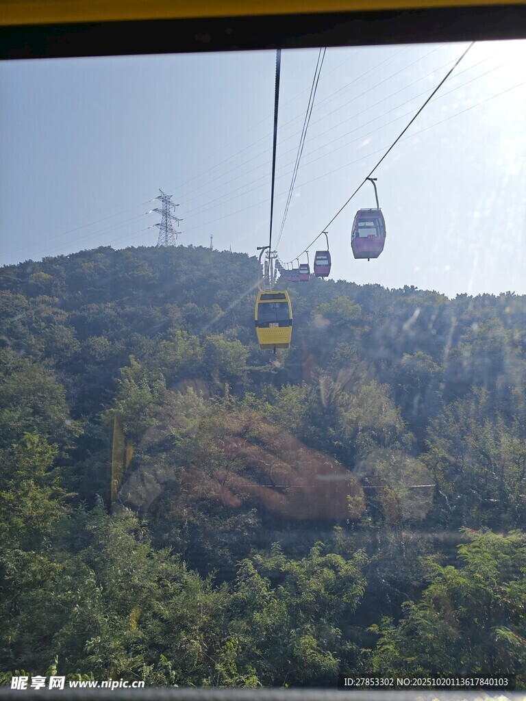 山间缆车穿梭于葱郁山林