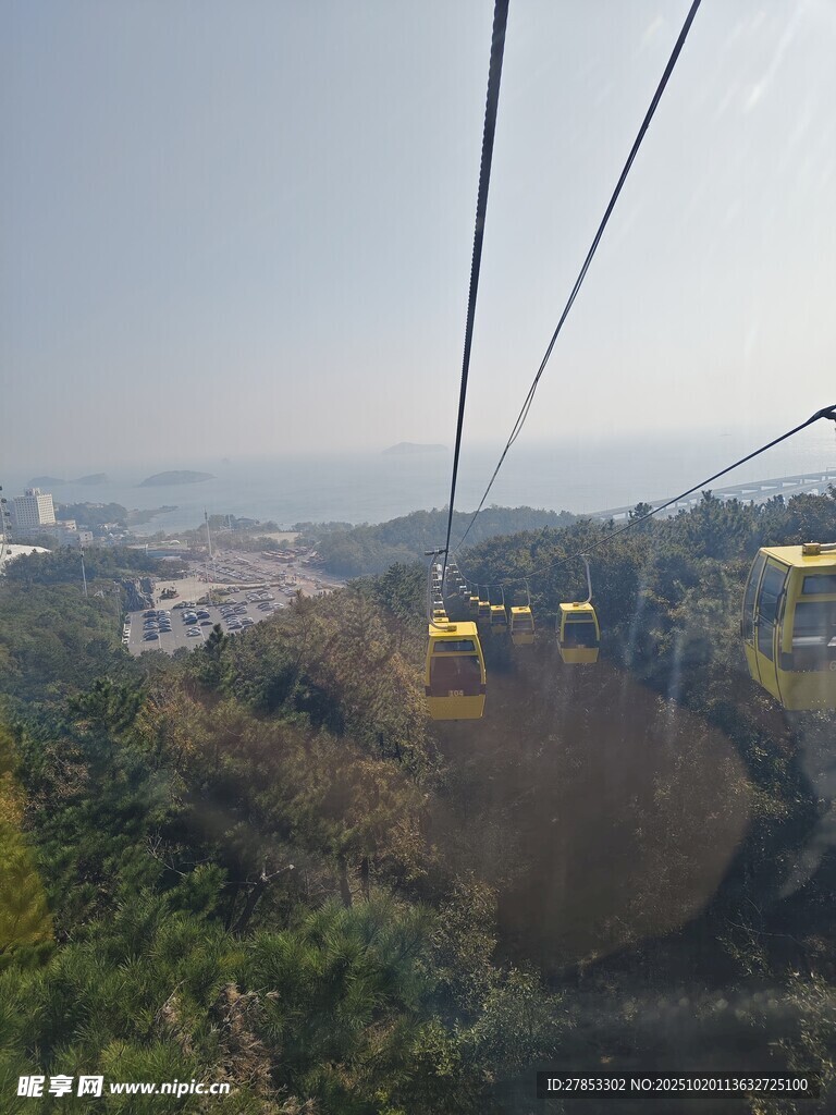 高空缆车穿梭山林美景