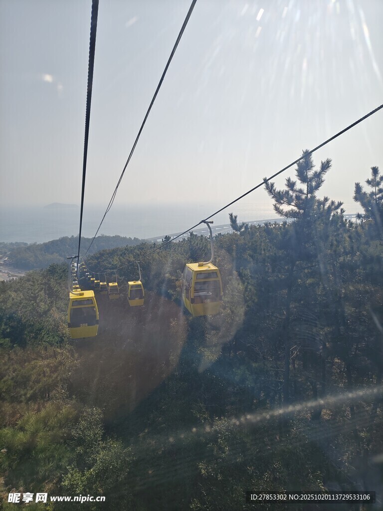 缆车视角下的山林景致