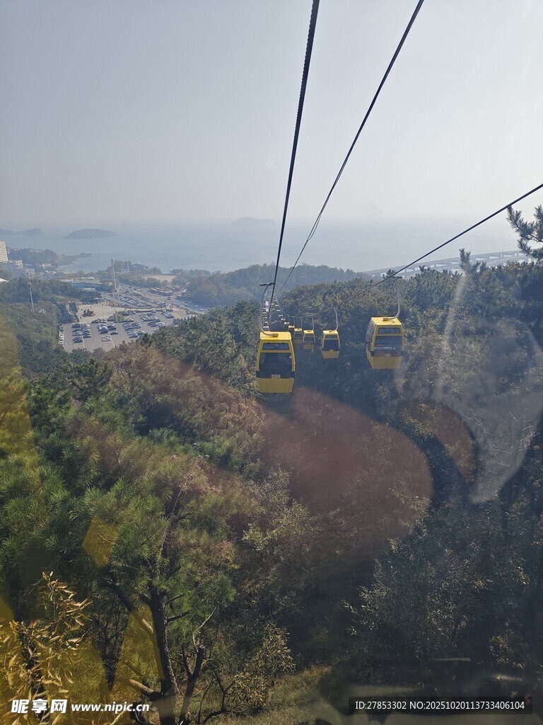 高空缆车穿梭于山林之间