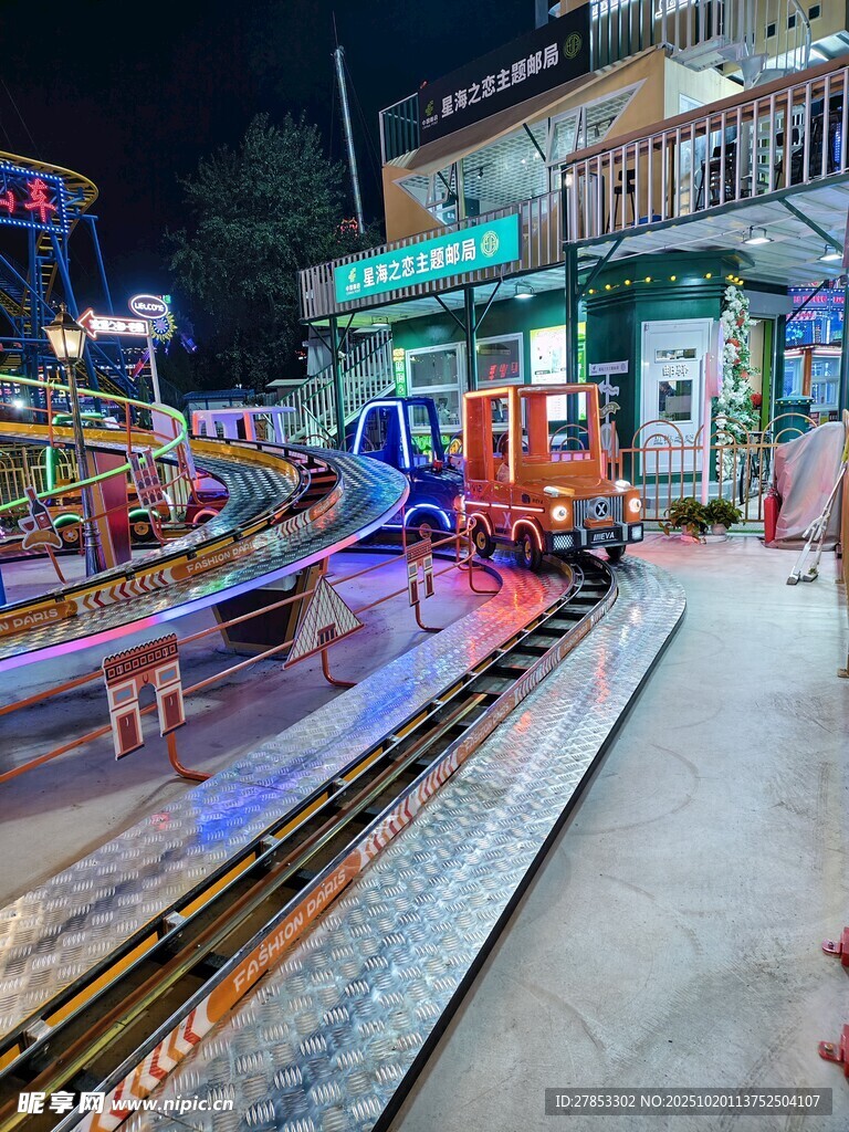夜晚街头的多彩游乐设施
