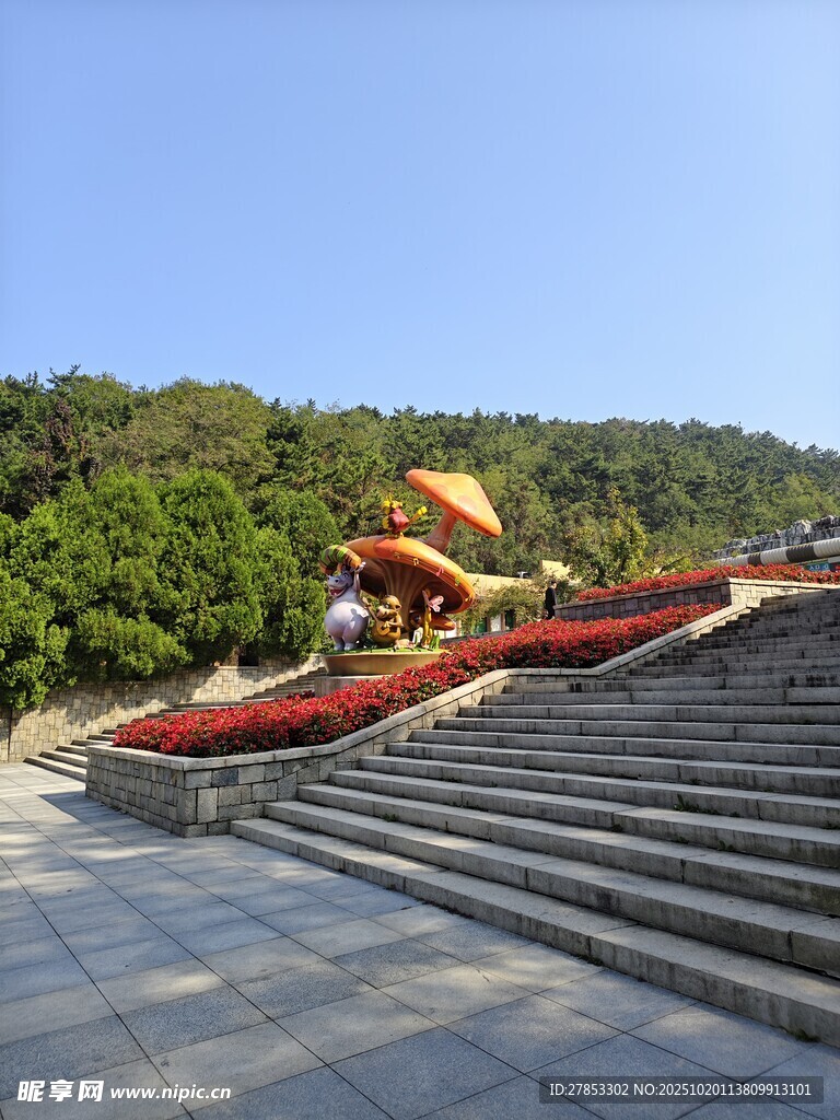 龙形雕塑立于石阶之上