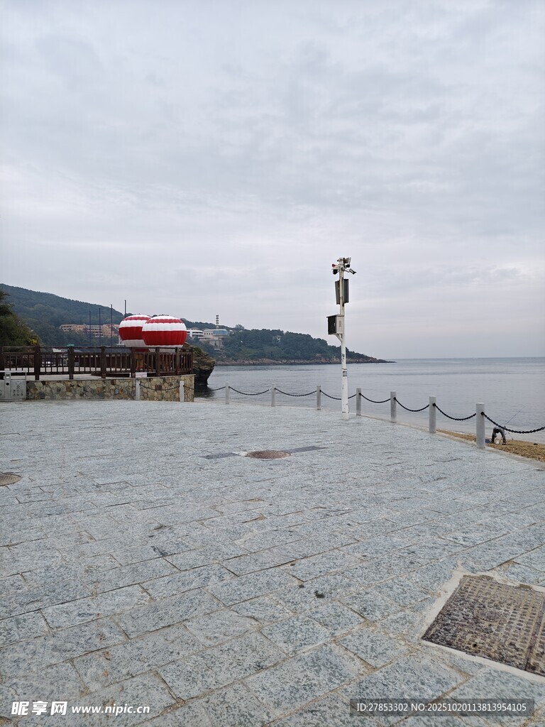 海边广场与远处灯塔景观