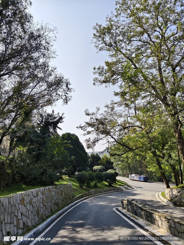 山间蜿蜒小路
