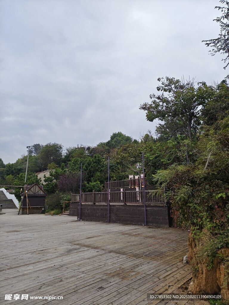 户外空旷道路与周边景致