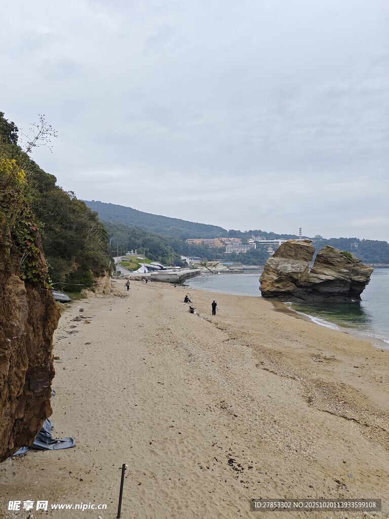 宁静沙滩与远处海石景观