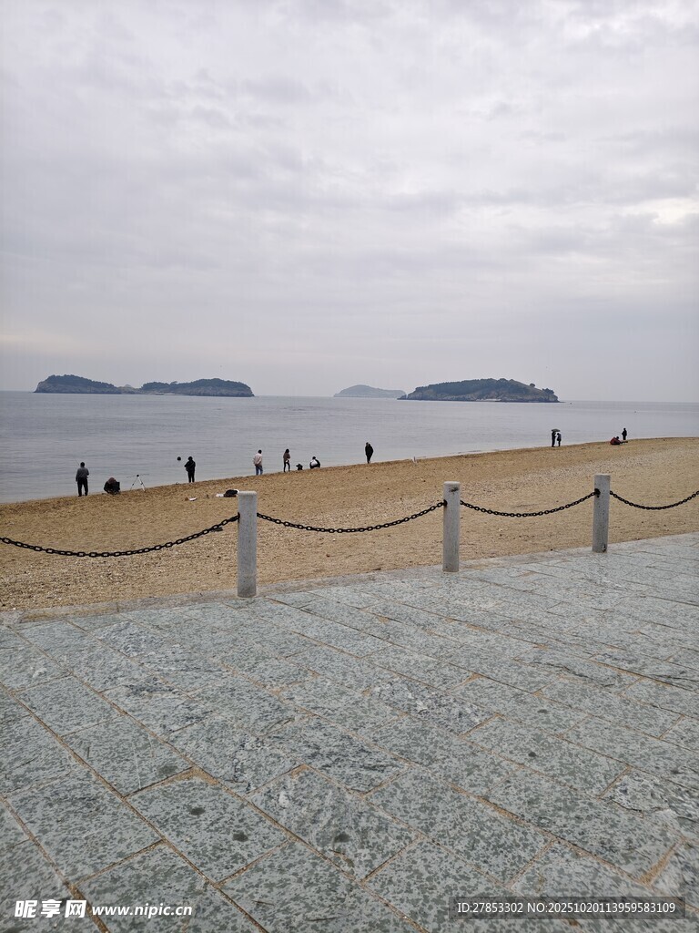 海边围栏处的宁静景致