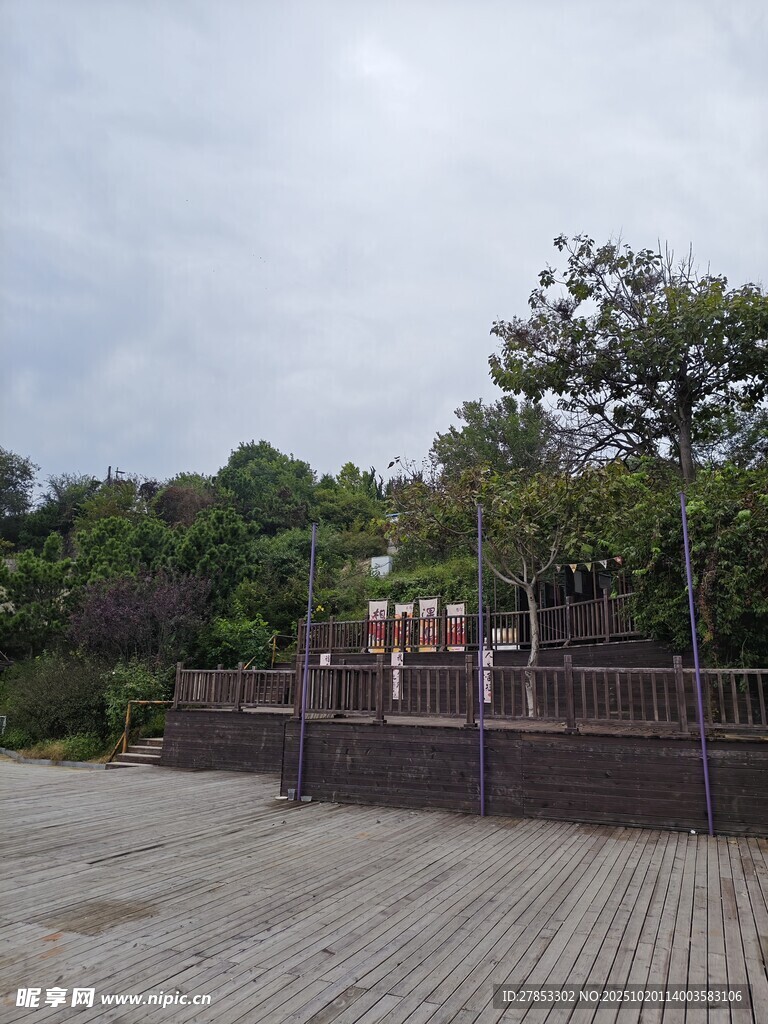 户外木质平台与绿植景观