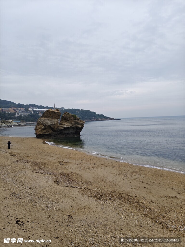 宁静海滩与海中岩石景观