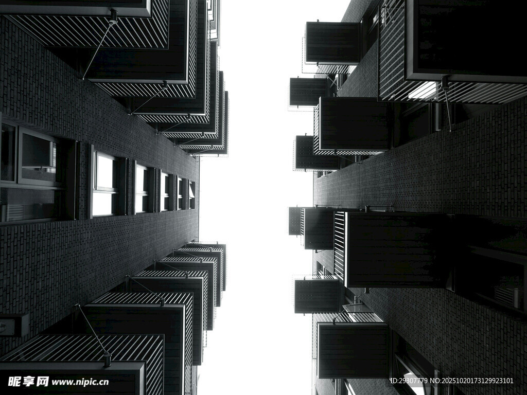 仰视下的高楼建筑景观