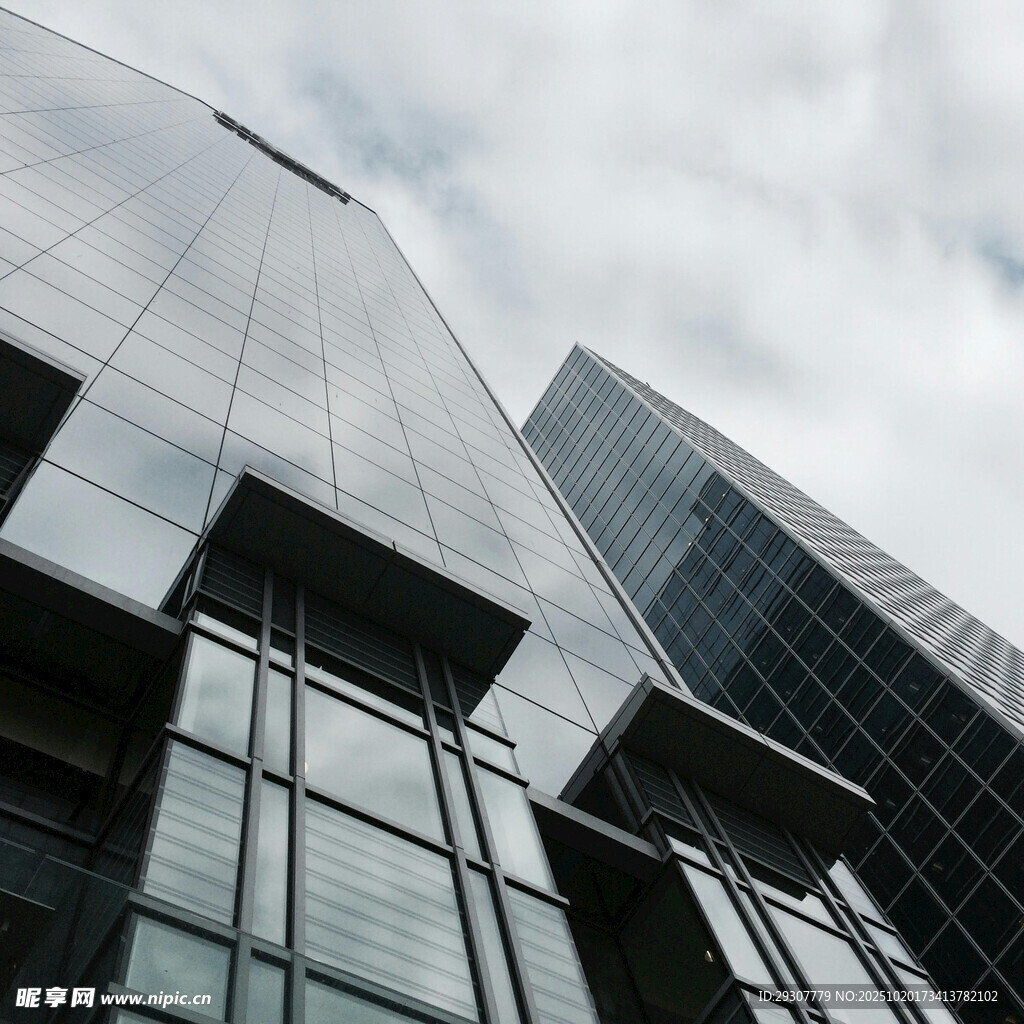 现代玻璃幕墙高楼建筑