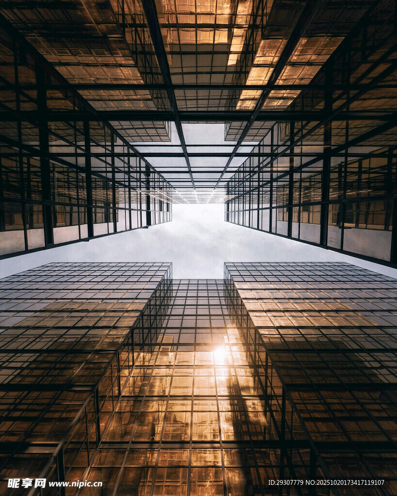 光影交错的空旷工业空间