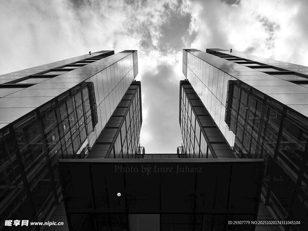 仰视都市高楼建筑景观