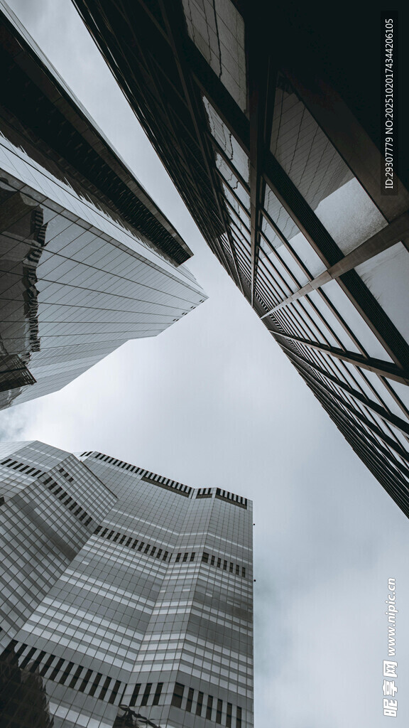 仰视下的现代高楼建筑