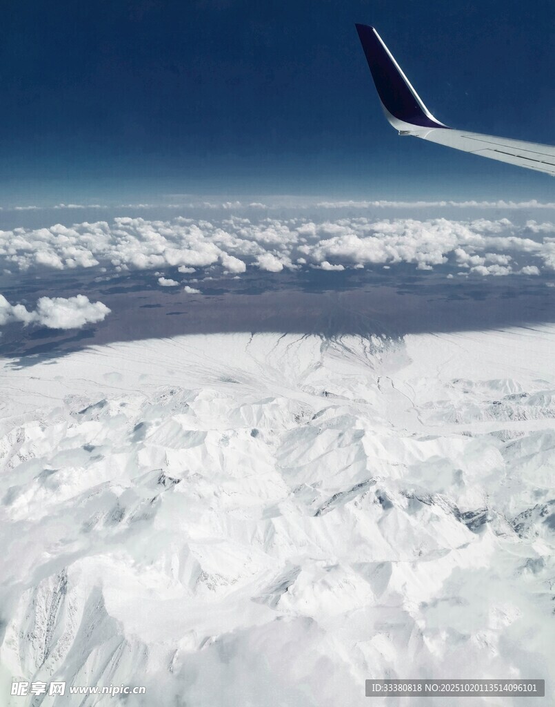 高空俯瞰壮丽雪山景观