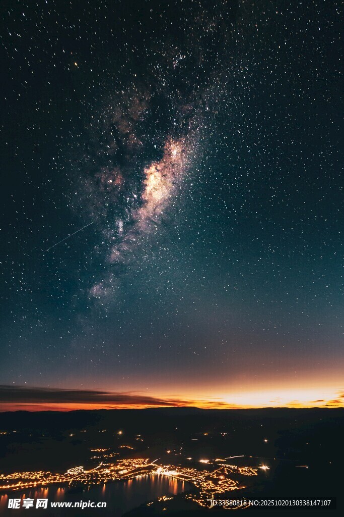 星空下的城市夜景