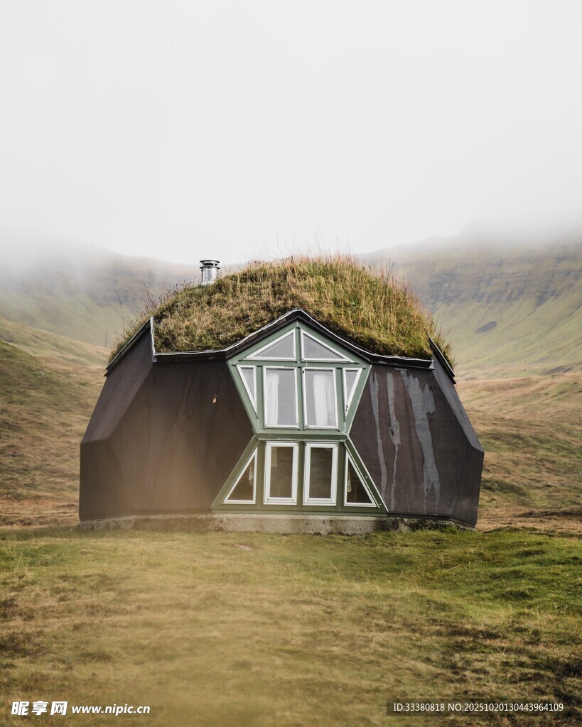 草顶小屋隐于雾中