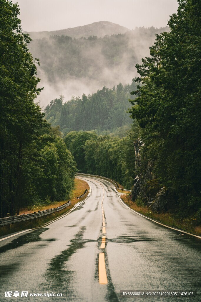 雨中蜿蜒公路