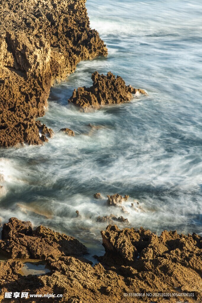 海边嶙峋礁石与翻涌海浪