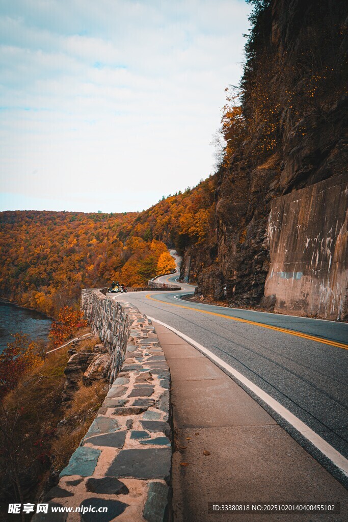 秋日山间公路美景
