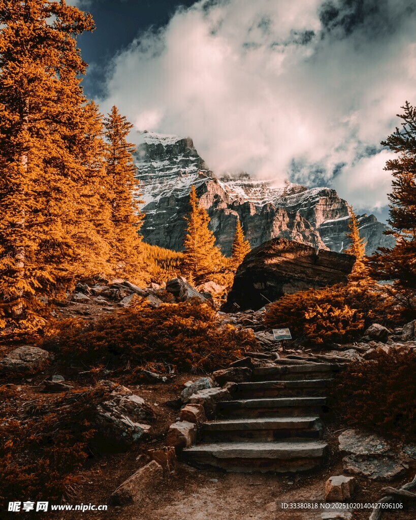 秋日山间石阶美景