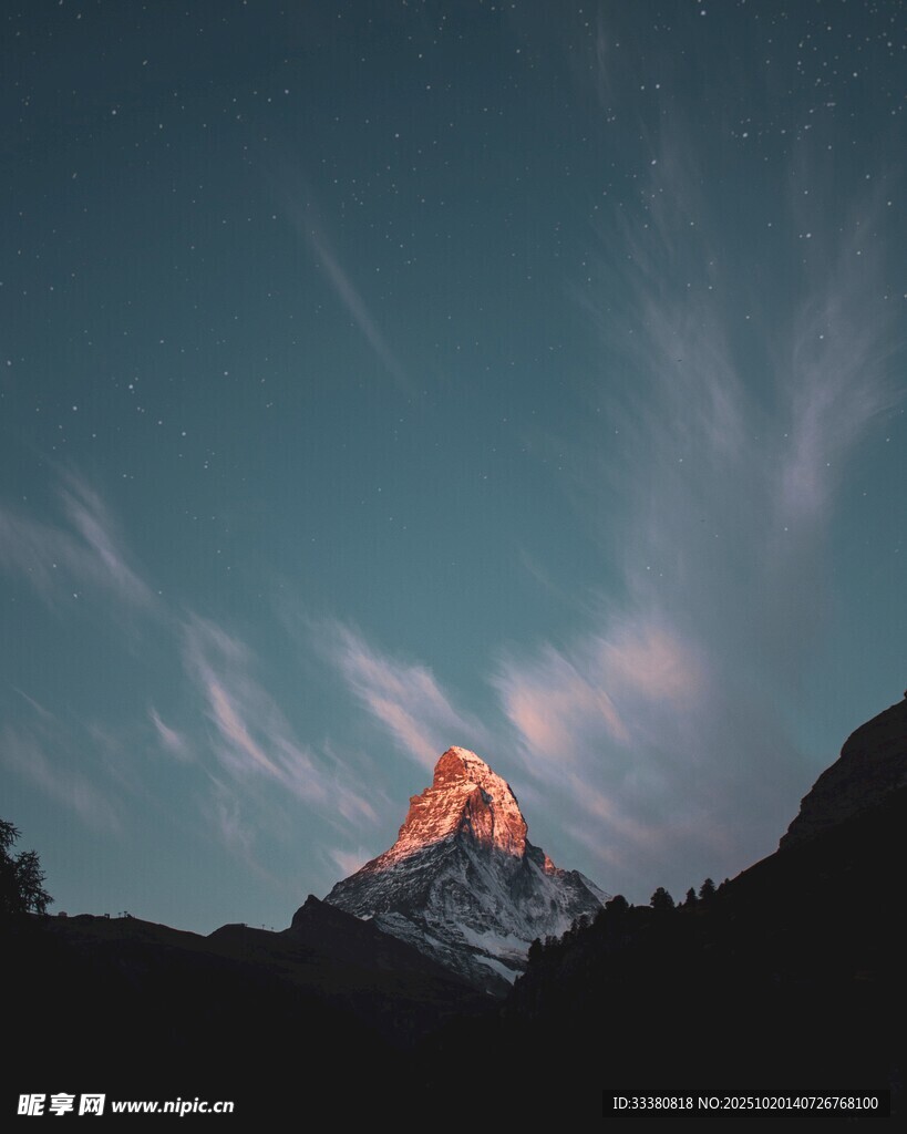 夕阳下的壮丽山峰