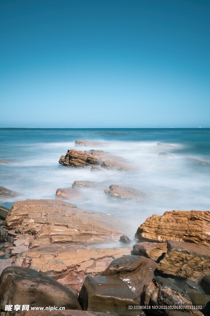 海边礁石与蔚蓝大海美景