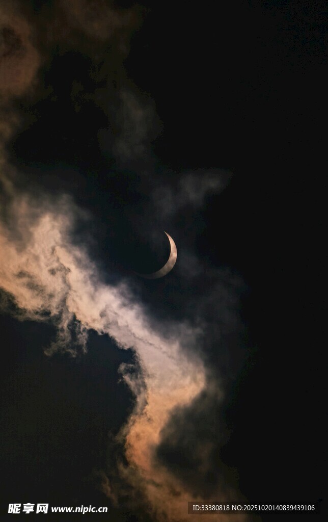 夜空中的弯月与绚丽云彩