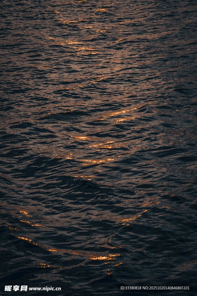 夕阳下波光粼粼的海面