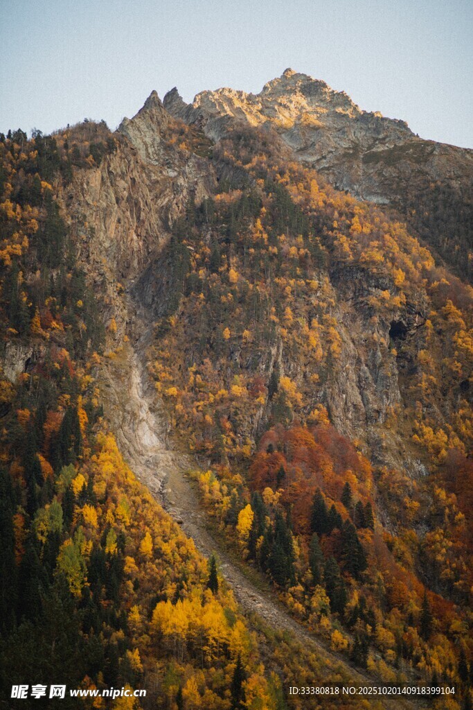 秋日山间蜿蜒小路