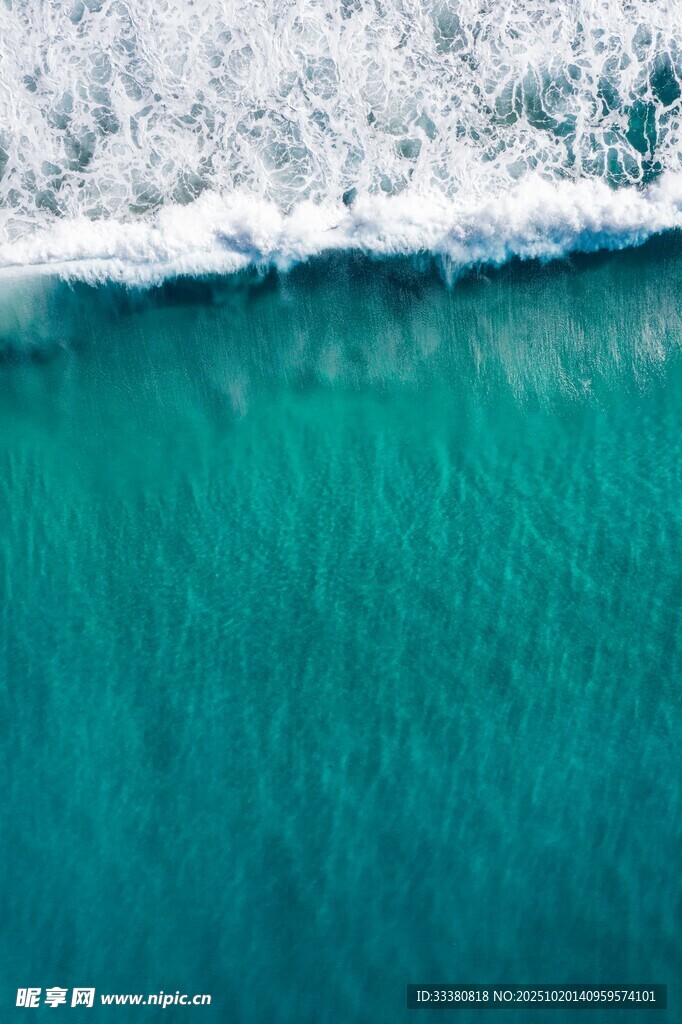 俯瞰碧蓝海浪
