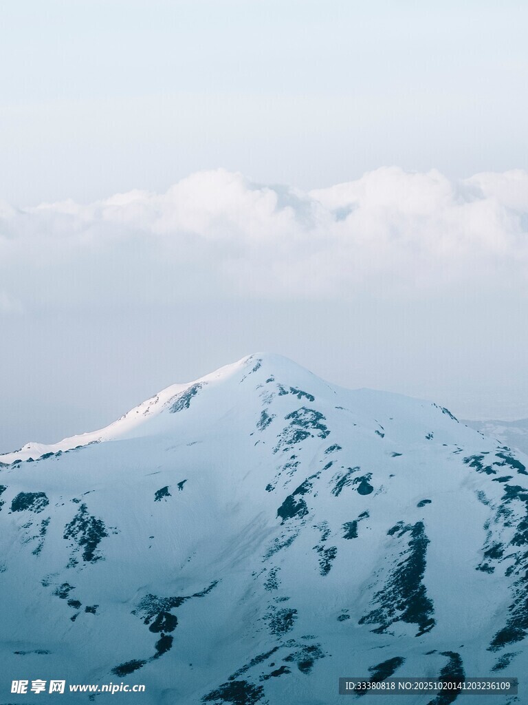雪山之巅的壮丽景致