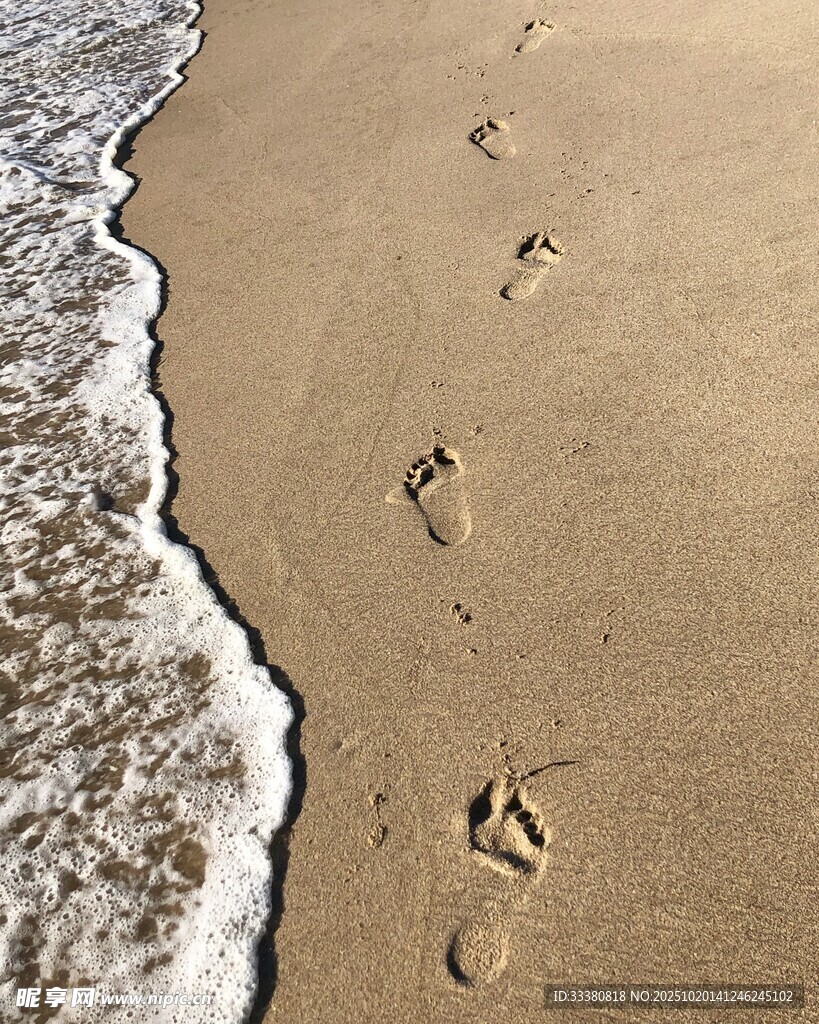 沙滩上的足迹与海浪