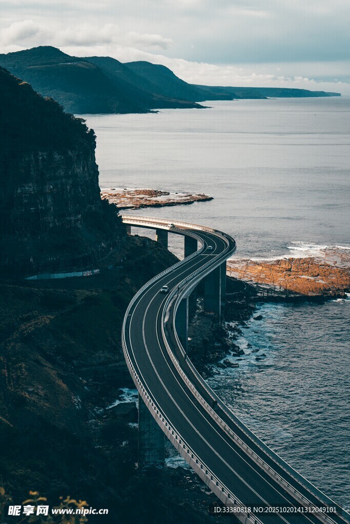 蜿蜒公路伴海崖美景