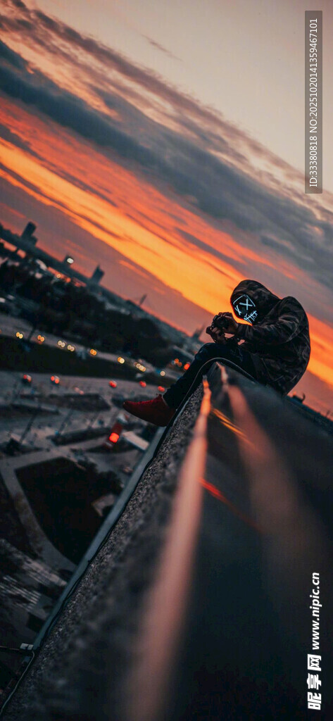 夕阳下铁轨上的孤独身影