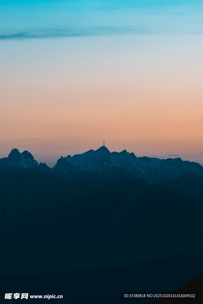 日落时分的山峦剪影