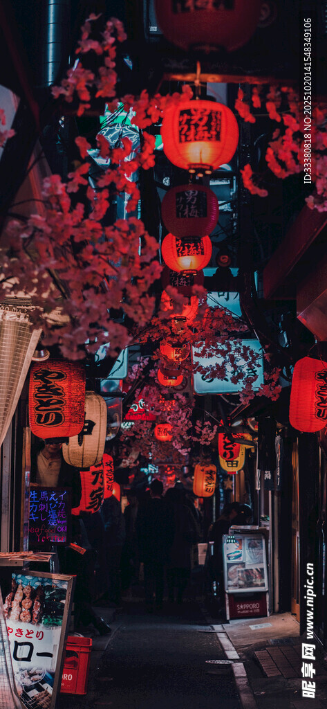 古街夜色中的璀璨红灯笼
