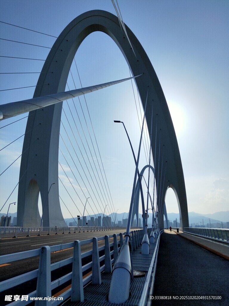 现代拱形桥梁壮丽景观