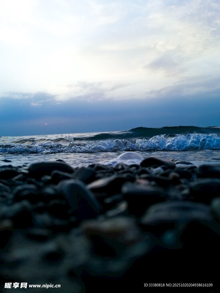 海边礁石与海浪的景致