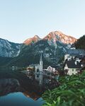 湖畔小镇与壮丽山峦美景