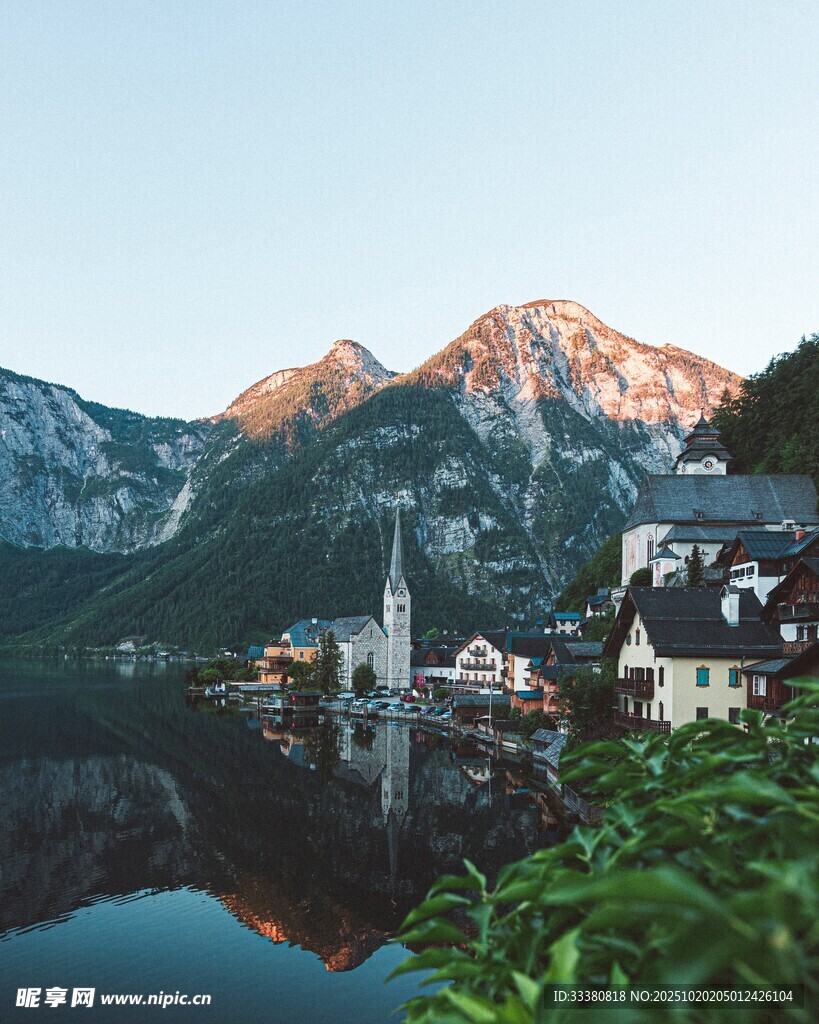 湖畔小镇与壮丽山峦美景